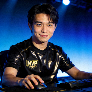 MVP选手 StarLight 个人肖像，表情专注自信
