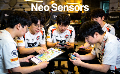 Neo Sensors 战队进行战术讨论