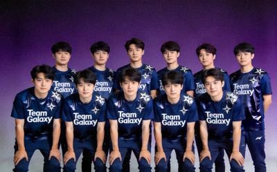 Team Galaxy 战队成员合影，身着统一队服